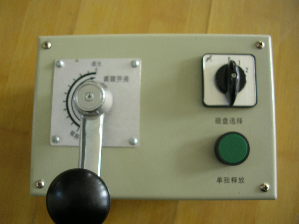操作臺(tái)（調(diào)磁開(kāi)關(guān)、分控開(kāi)關(guān)和勵(lì)磁指示燈